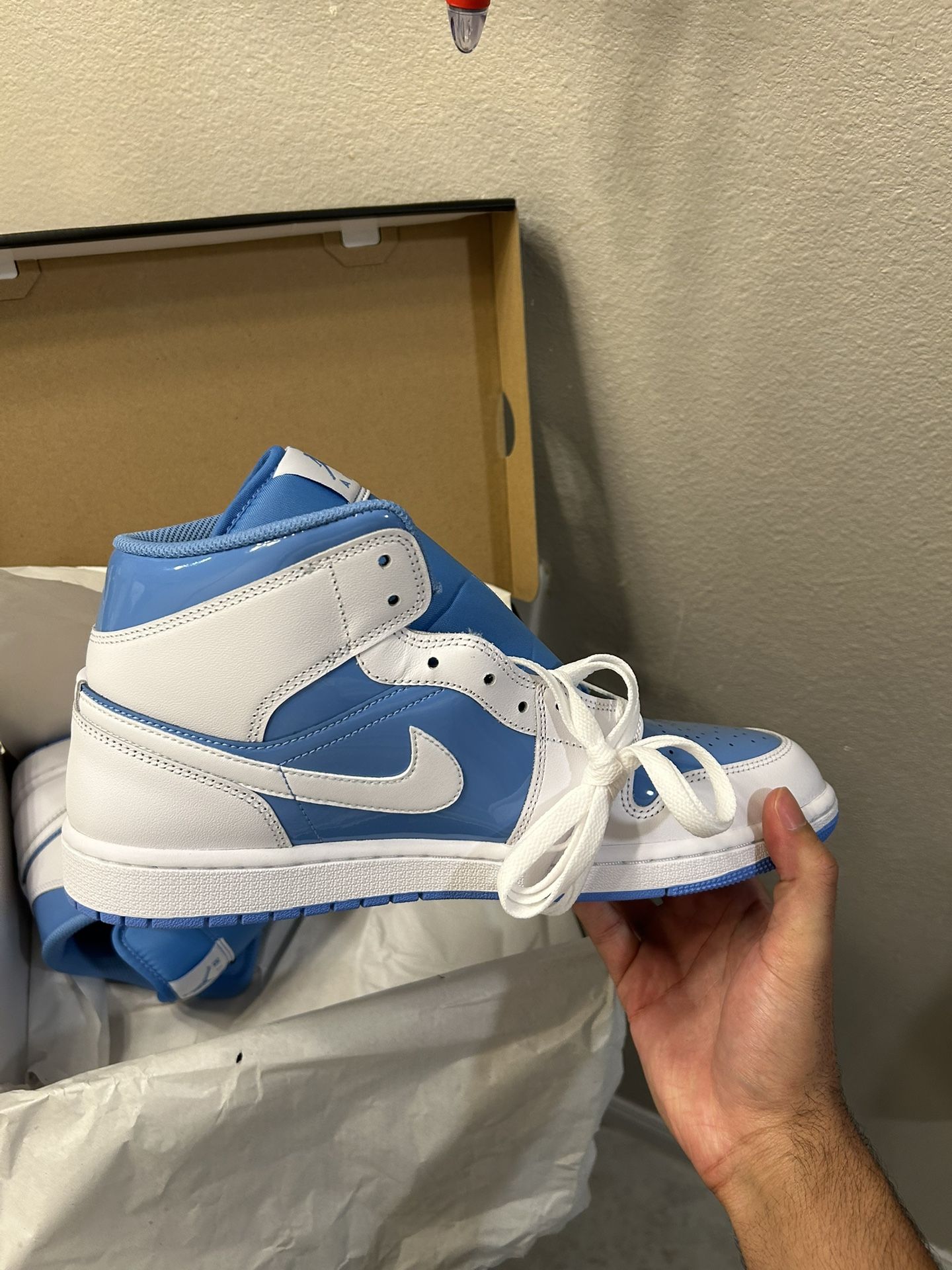 Jordan 1 Mid Legend Blue