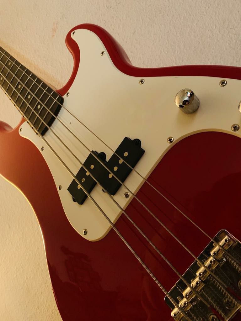 Squier Bass Guitar, Red fender