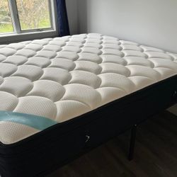 The DreamCloud Premier, Queen, Like New, Perfect Condition