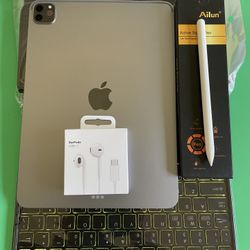  Apple IPad Pro 11” 2nd Generation (2020 Model/ Liquid Retina / Face ID) 128GB with Keyboard, pen & Accessories (512GB $699) 