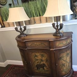 Very Nice Console table with Matching Lamps. The table is 42" wide. 32" tall and 14" in depth. Those are in good condition. 