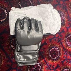 Venum challanher gloves balck and gold