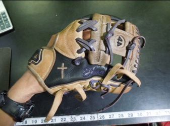 Used 44PRO Signiture Series Custom JP11 11.5" RHT Infield Glove