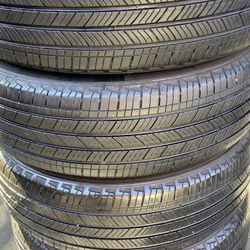 225/60/18 Vendo Un Set De Llantas Marca Michelin Con Un 80% De Vida Las 4 
