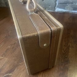 Vintage Brown Leather Suitcase In Very Good Condition 