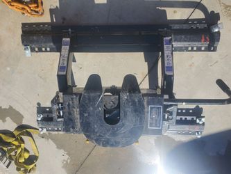 Fifth Wheel Trailer Hitch Assembly