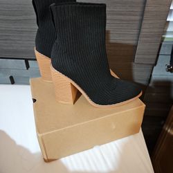 Black Women's Chucnky Stacked Mid Heel Booties.