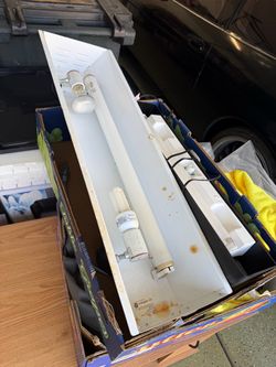 Fluorescent Light Fixture with Bulbs (for reptile)