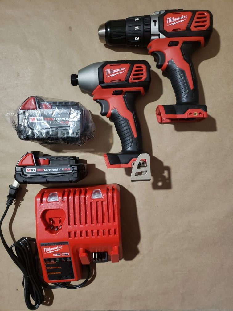 MILWAUKEE M18 HAMMER DRILL KIT