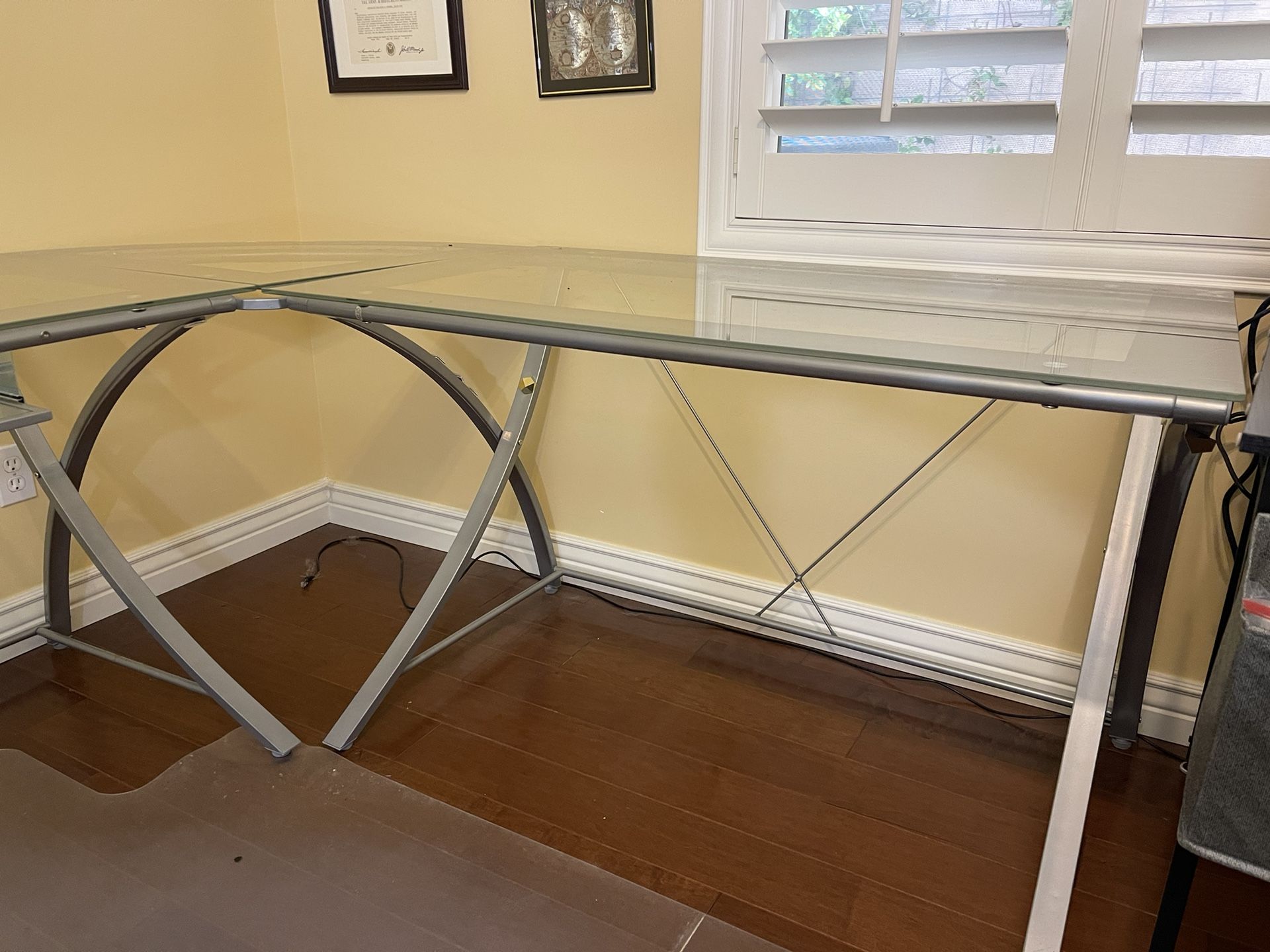 L-Shaped Computer Desk With Glass Top And Keyboard Tray