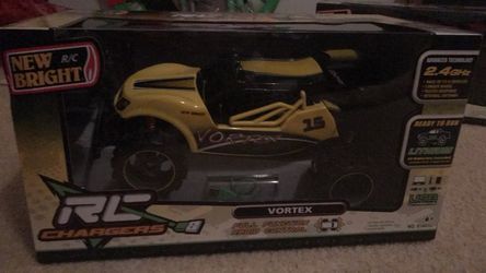 NEW RC CAR WITH ALL BATTERIES INCLUDED