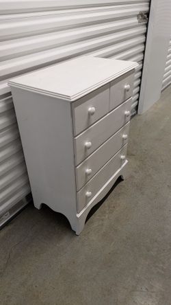 Small wood dresser. Free delivery 👍