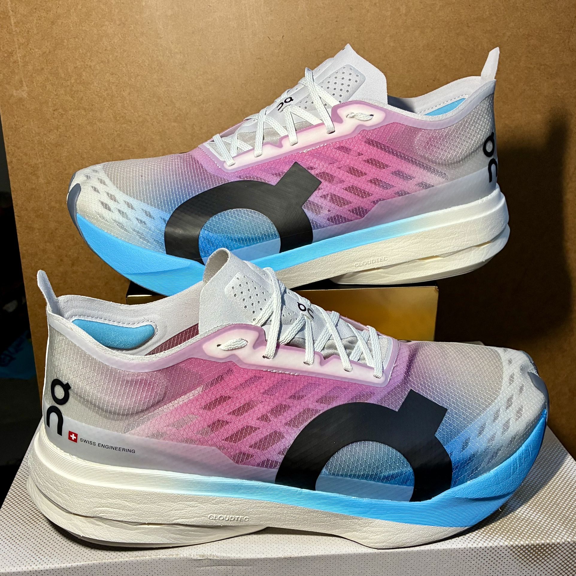 ON RUNNING [NIB] New Men’s CLOUDBOOM STRIKE Running Shoes |White & Horizon | SIZE 10.5