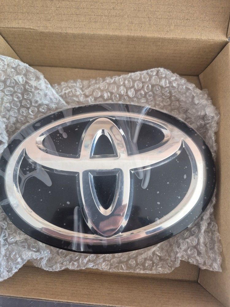 53141-42021 Toyota RAV4 2016,2017,2018 Front Grille Emblem Logo Radar