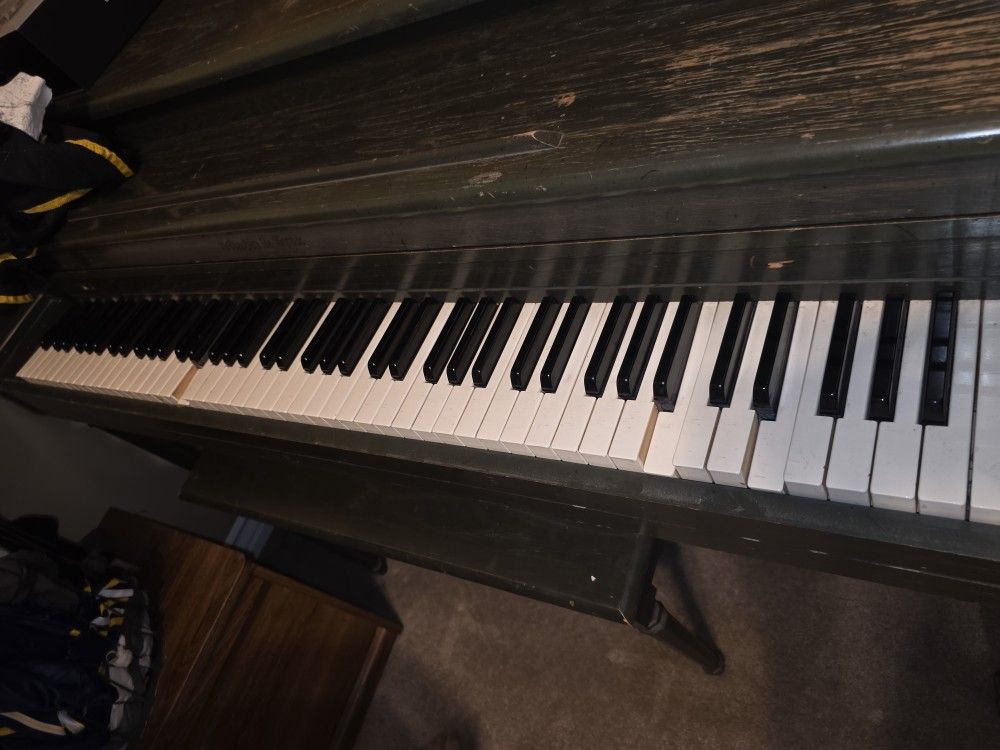 Piano 50$ obo. Can deliver