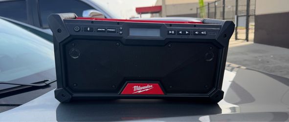 Milwaukee M18 18V Lithium-Ion Cordless Jobsite Radio