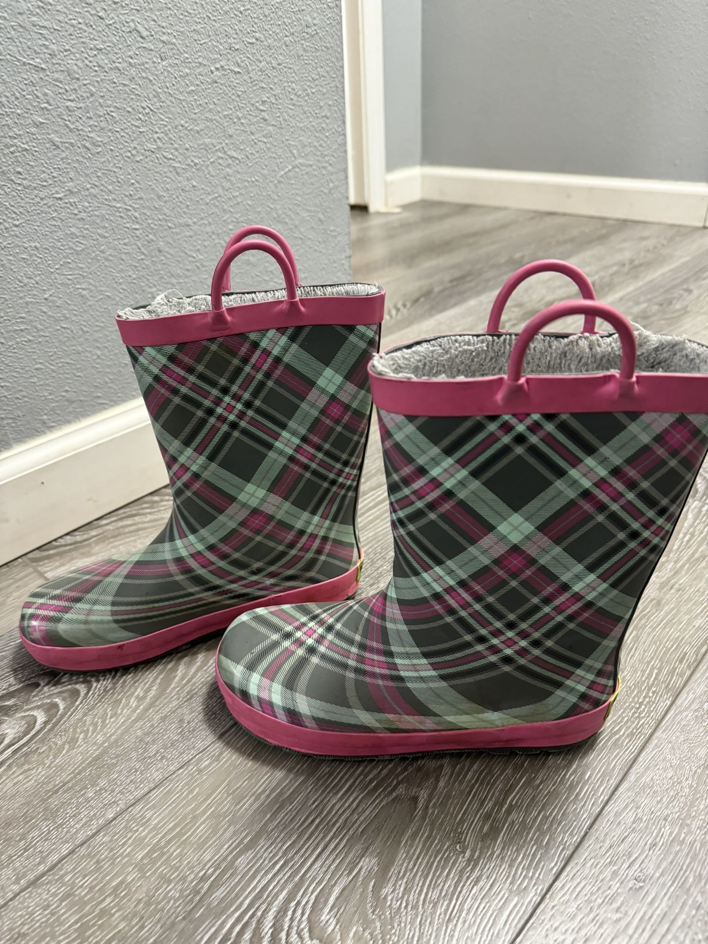 Girls Rain Boots Size 2 In Perfect Condition 