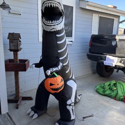 Skeleton Dinosaur W/Pumpkin 7’ Tall