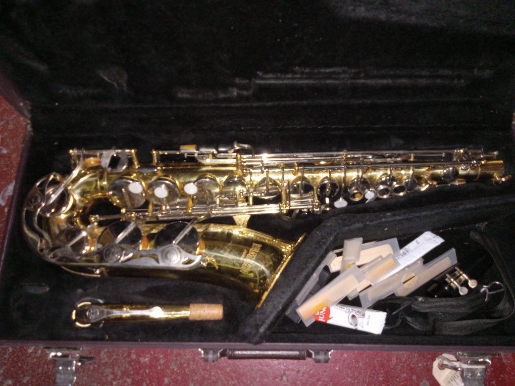 YAMAHA ALTO SAXAPHONE WITH CASE