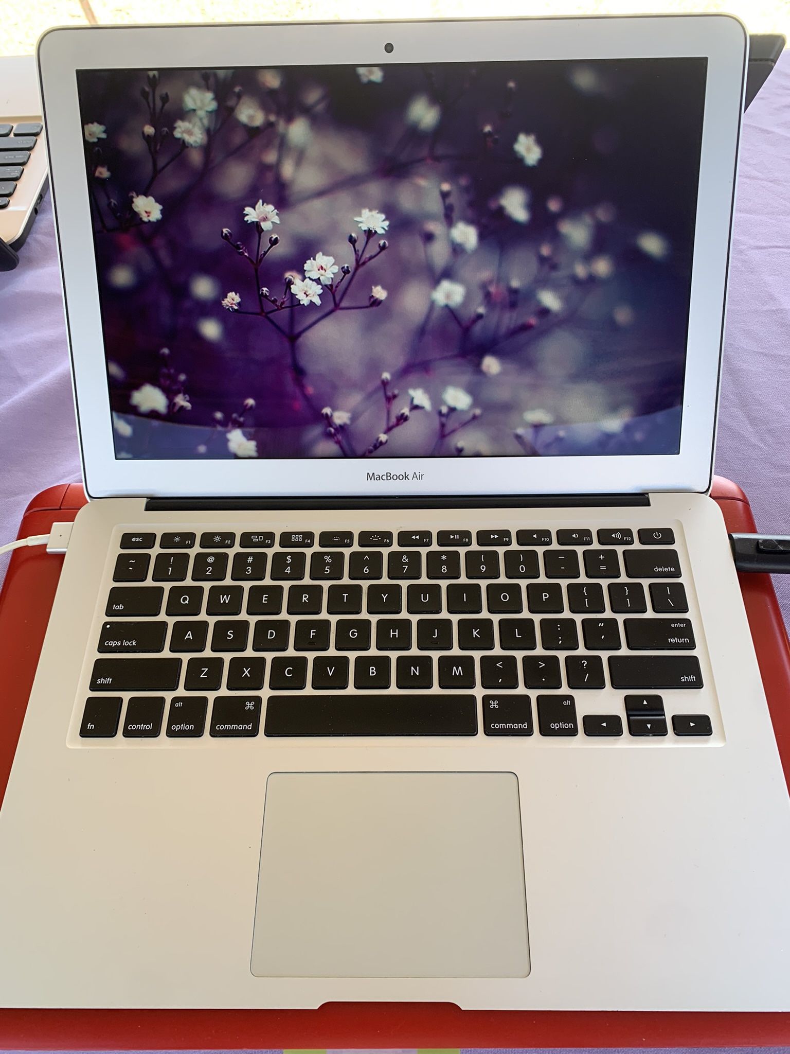 i5..i5…MACBOOK AIR 13 Inches SLIM O..( MONTERREY SOFTWARE ) 120.0 SSD. ( Capacity ) 8.0 GB RAM . READY FOR CLASSES Looks Like Brand New