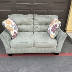 Loveseats 