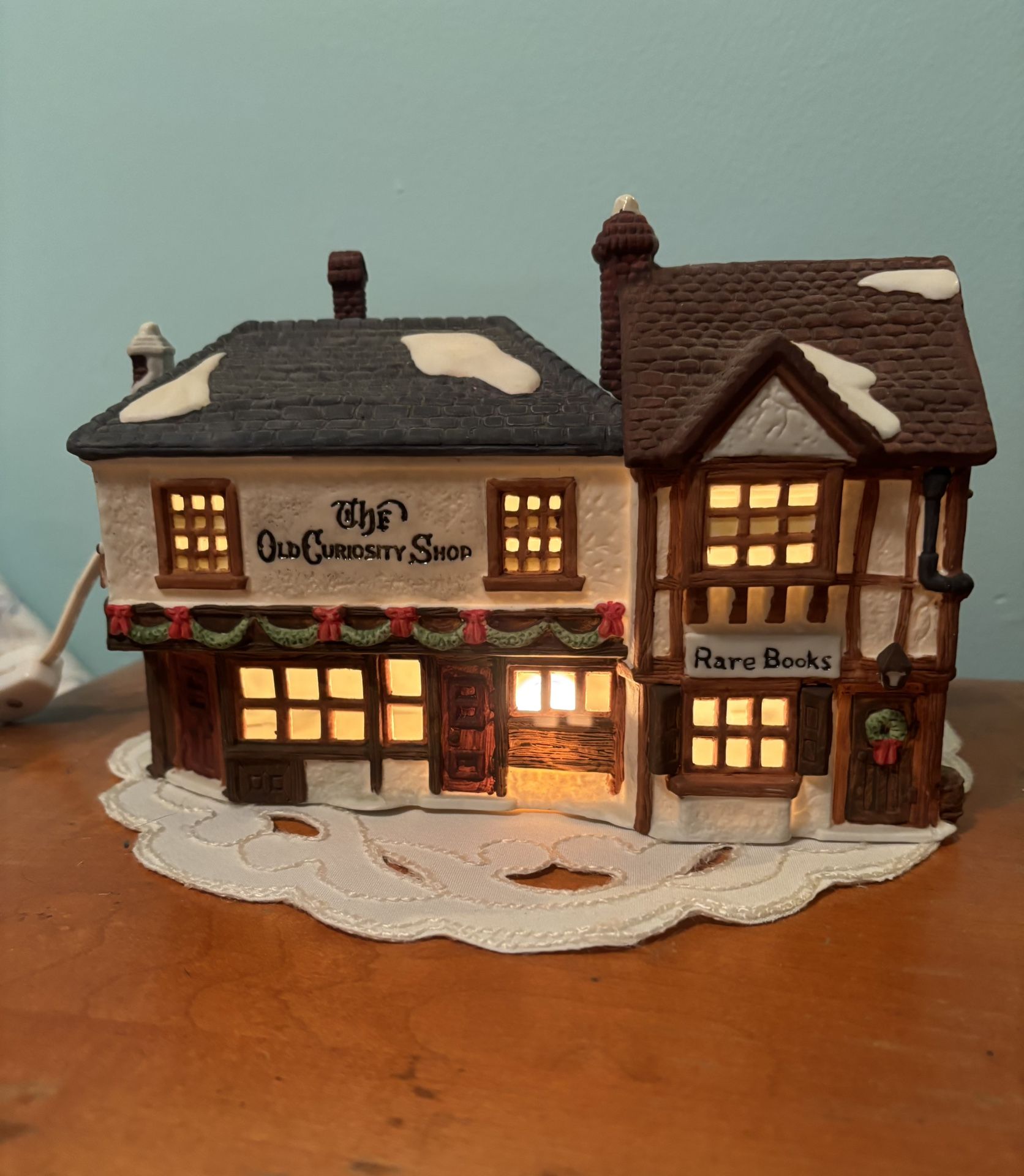 Dickens The Old Curiosity Shop Lighted Decor.