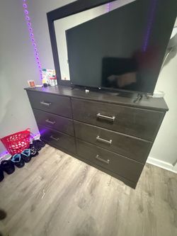 Queen size bed set and vanity set dresser