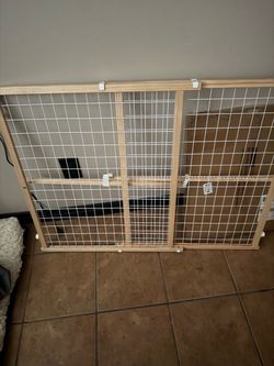 Wooden Frame Wire Mesh Baby Gate