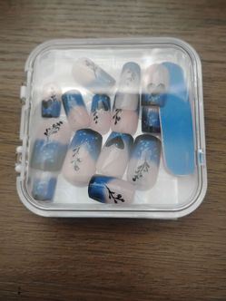 Falling Blossoms | Press-On Nails