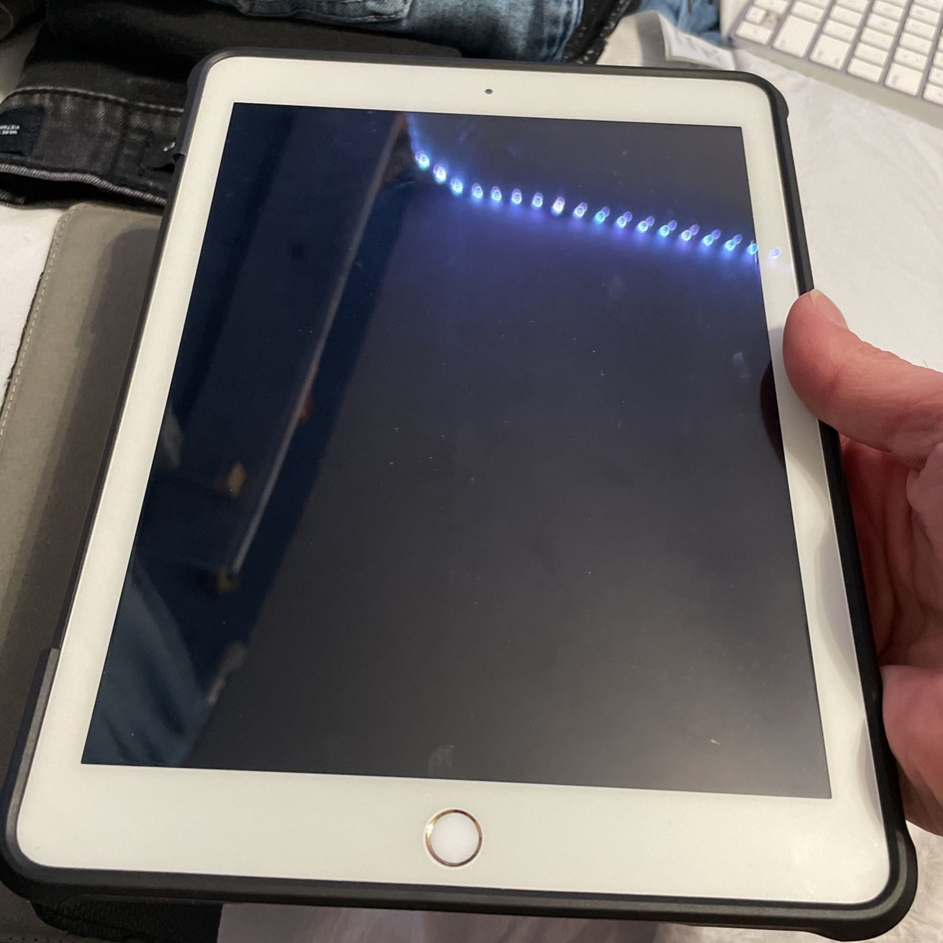 $80 Used-like new iPad (5the Generation) 32 GB