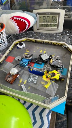 Battle Bots stadium and robots