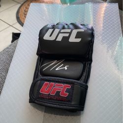 Nick Diaz signed PSA CertifiedUFC MMA (left) glove
