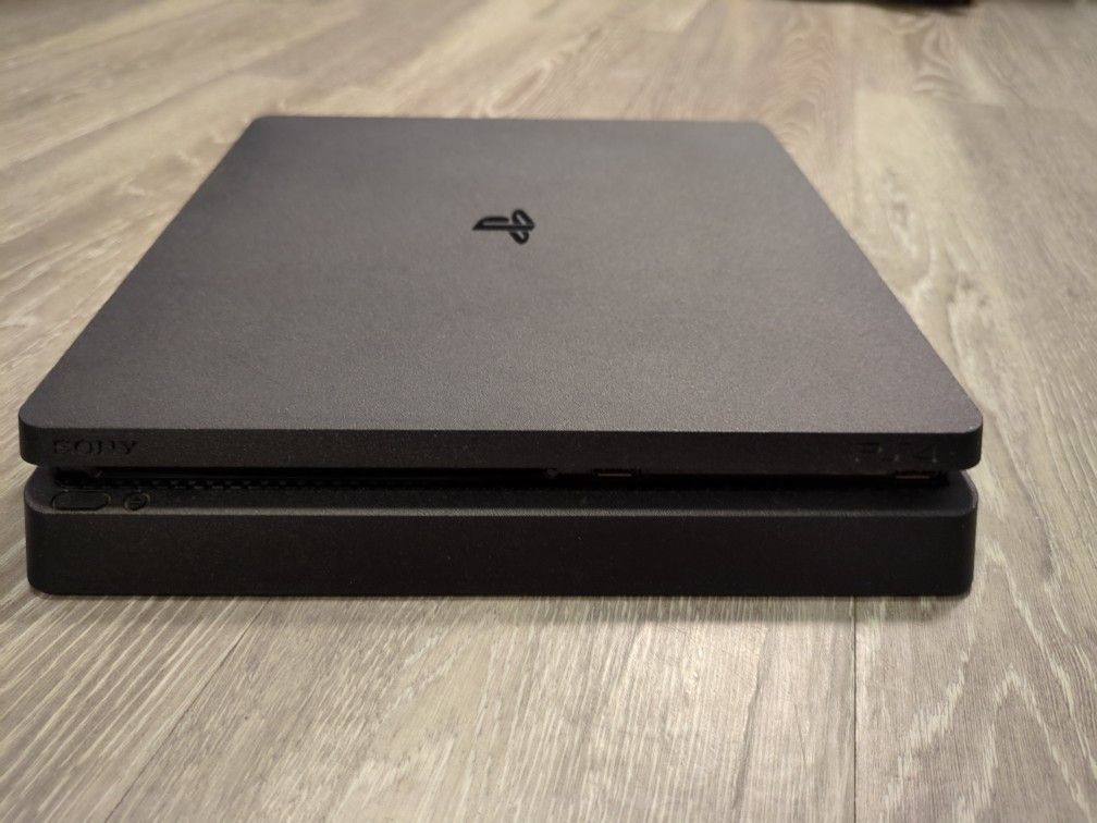 Ps4 Slim 1 TB + 4 Games!