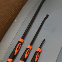 Matco Tools 3 PIECE CURVED TIP PRY BAR SET - ORANGE includes 8", 17" and 25" curved pry bars and is 100% proudly made in the USA