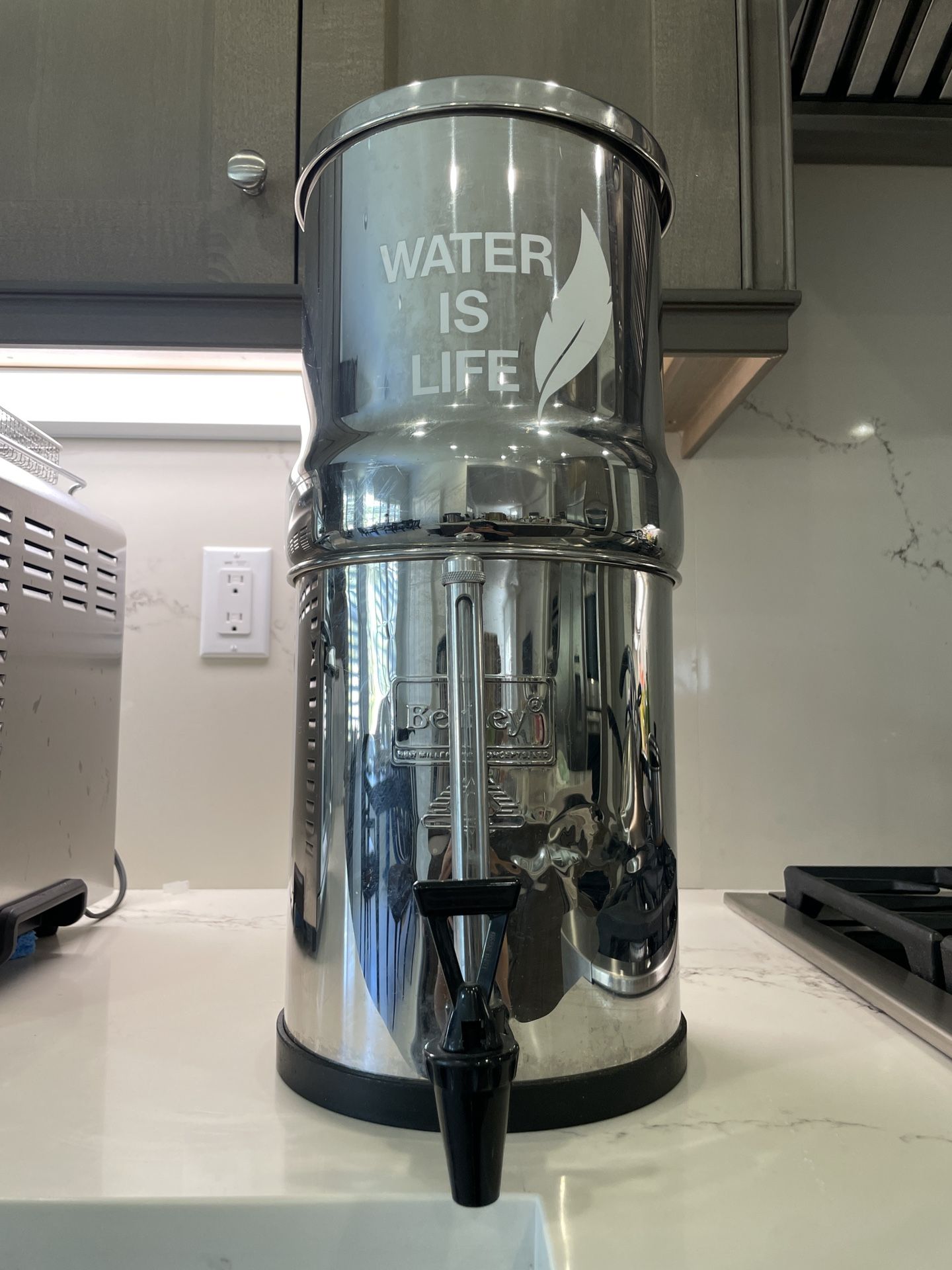 British Berkefeld Water Filter (Filters 2.25 Gallons – 19.25″ Tall)