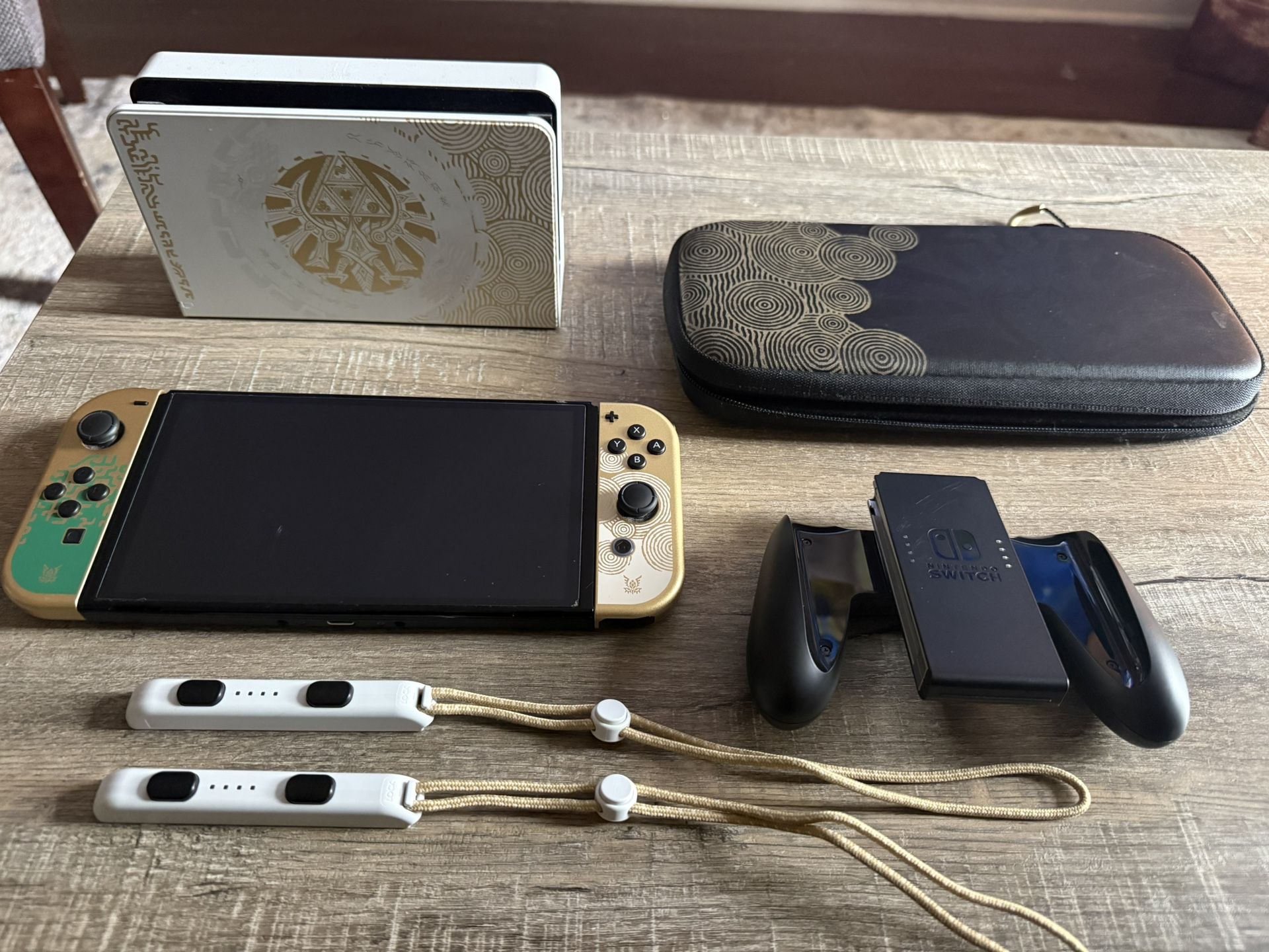Nintendo Switch OLED – Zelda: Tears of the Kingdom Special Edition + Carrying Case
