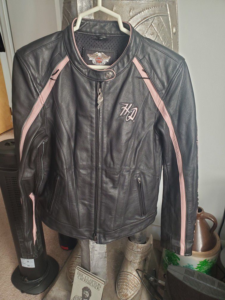 Size L. WOMENS AUTHENTIC HARLEY DAVIDSON SIZE L MOTOR CLOTHES VENTED LEATHER JACKET SIZE L