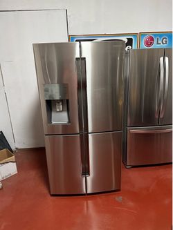 Samsung 4-door refrigerator in perfect condition with water and ice dispenser working perfectly. Dimensions: 35.3" (W) x 28 ⅛" (D) x 71" (H). We offer