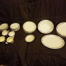 36 piece set of dinnerware