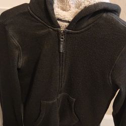 Cozy hunter green fleece hoodie with zipper and pockets.boy size 14-16
$15