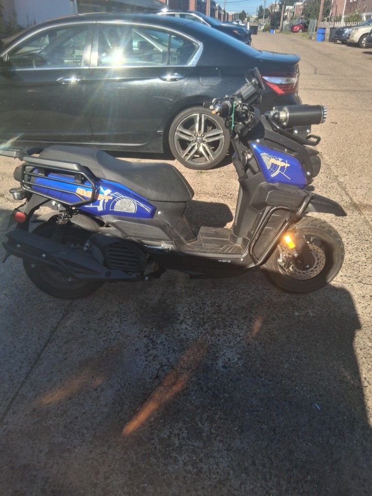 2024 Sit Down Gas Scooter With Two.sets Keys