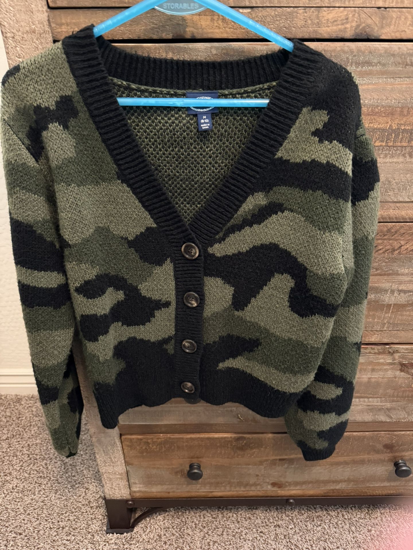 Woman’s scoop Camouflage sweater Sz Medium