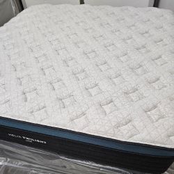 LIKE NEW! Helix Twilight Luxe King Mattress - Delivery Available