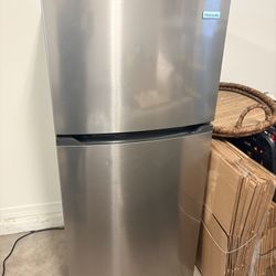 Frigidaire Apartment Size Refrigerator 