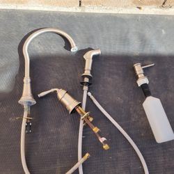 Kitchen faucet with sprayer