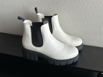 Women’s Faux Leather Boot (Size 8.5)