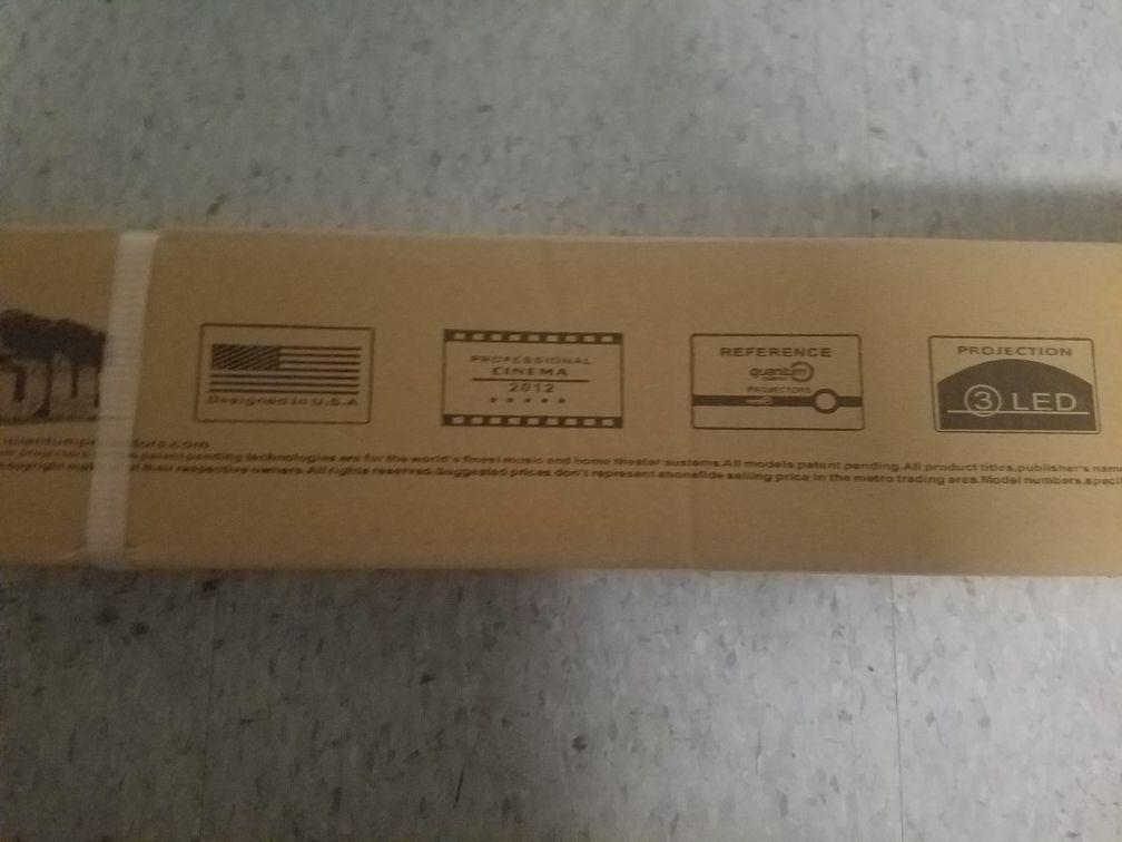 Brand new quantum qx 72 digital projector self lock screen for Sale in