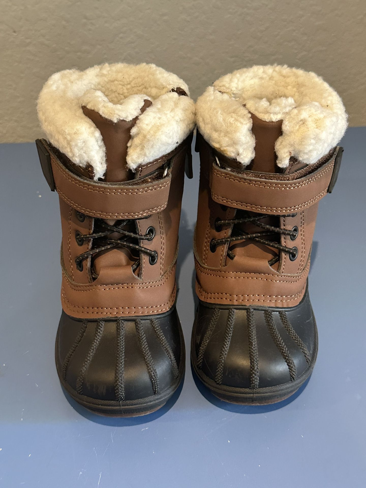 completealy new snow boots size 7 cat & Jacky