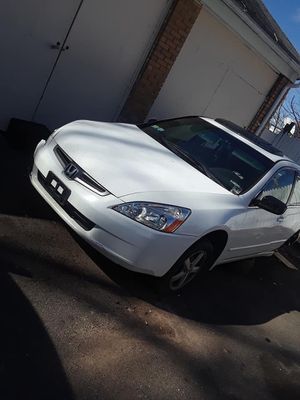 Photo Honda Accord 04 LX doesn’t drive it starts nothing wrong with engine transmission is great more is great too need a tow truck to move car missing tw