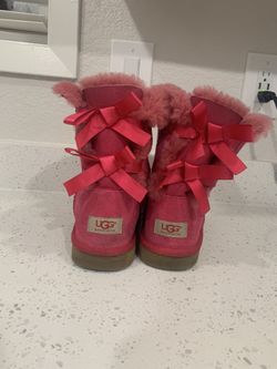 Ugg Bailey bow size 6